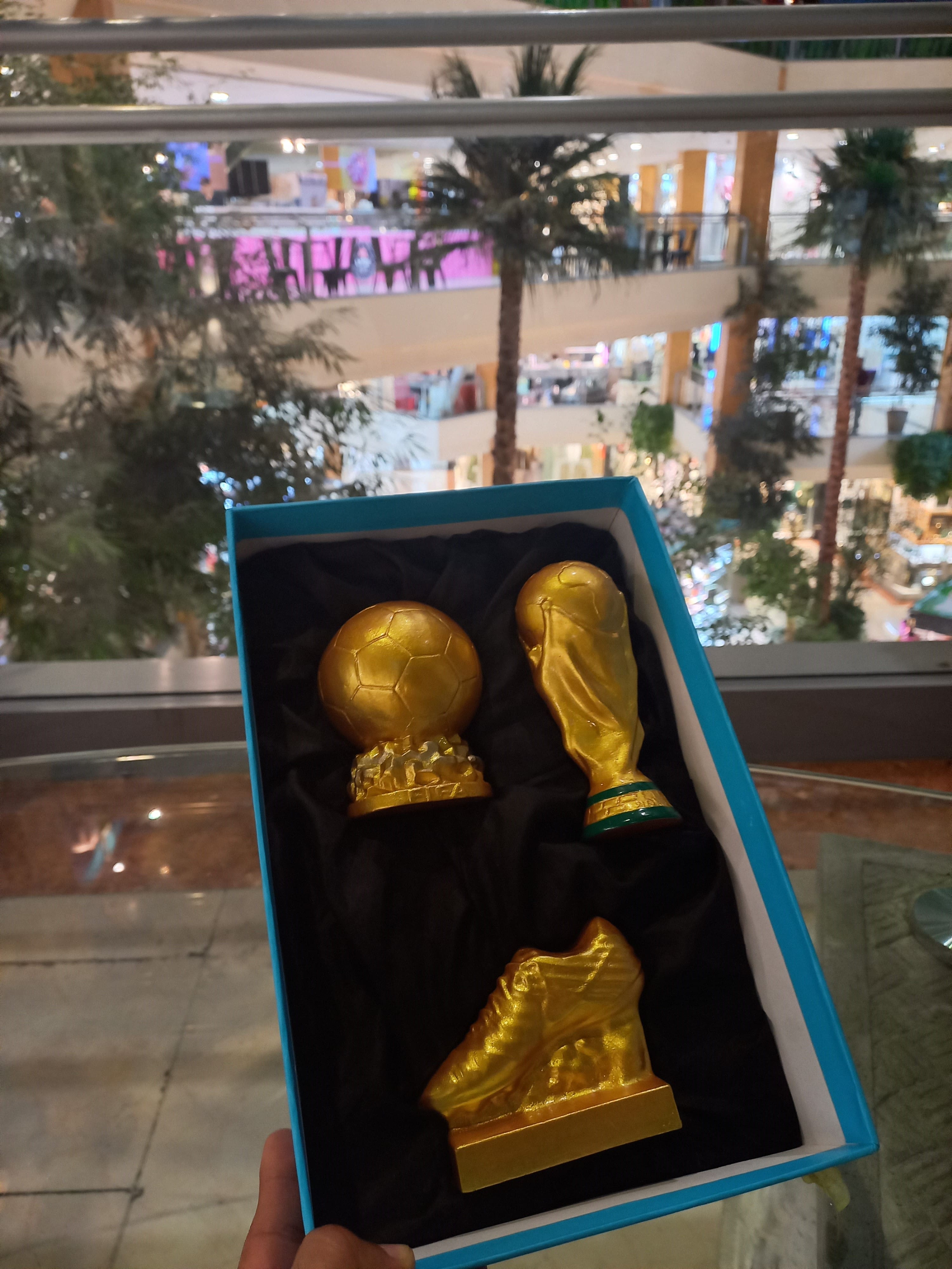 پکیج جام،توپ و کفش طلا(سایز کوچک)