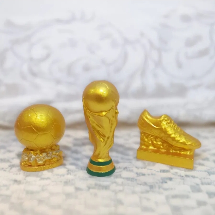 پکیج جام،توپ و کفش طلا(سایز بزرگ)